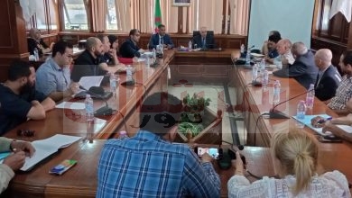 والي تيبازة يناقش مشاكل النّقل بالولاية ويدعو الفاعلين لاقتراحاتٍ وحلولٍ عملية
