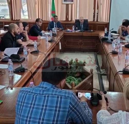 والي تيبازة يناقش مشاكل النّقل بالولاية ويدعو الفاعلين لاقتراحاتٍ وحلولٍ عملية
