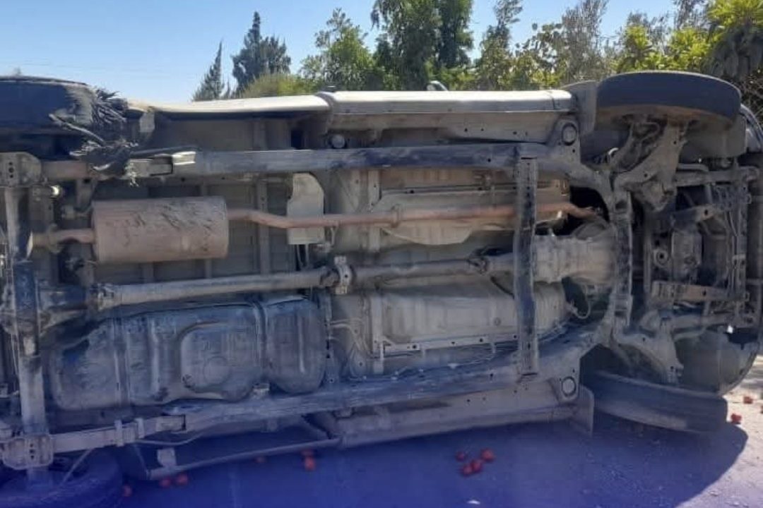 إصابة شخص في حادثِ انحرافٍ وانقلابٍ لسيّارة نفعية على الطّريق الوطني رقم 67 بالحطاطبة