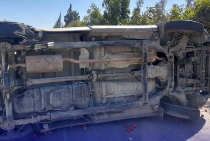 إصابة شخص في حادثِ انحرافٍ وانقلابٍ لسيّارة نفعية على الطّريق الوطني رقم 67 بالحطاطبة